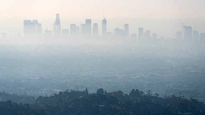 Imagen que muestra una ciudad y la contaminación ambiental